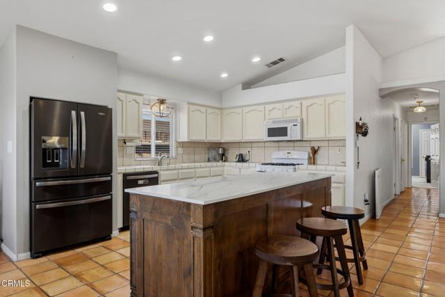 Detail Gallery Image 14 of 49 For 12614 Grand Teton Dr, Bakersfield,  CA 93312 - 4 Beds | 3 Baths