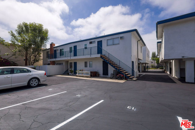 Image 42 of 52 For 15115 Victory Boulevard