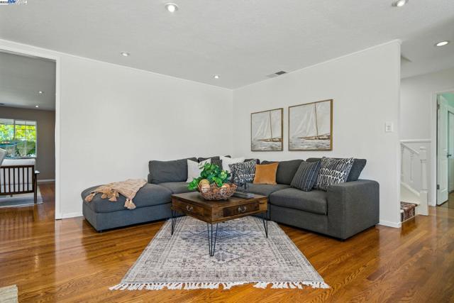 420 Camden Rd, Alameda CA: https://media.crmls.org/mediaz/f7ce68e0-1f75-4cce-85e1-ba0e905e71cf.jpg