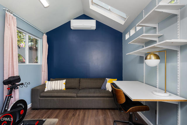 11074 Emelita Street Street, Los Angeles CA: https://media.crmls.org/mediaz/f7cf157f-d307-4235-aafd-37e7fb23c34a.jpg