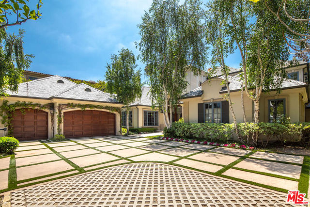 1154 Summit Drive, Beverly Hills CA: https://media.crmls.org/mediaz/f7cf90da-c42c-4d08-b3f2-62a124b2399b.jpg