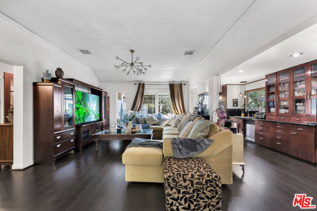 5341 Mecca Avenue, Tarzana CA: https://media.crmls.org/mediaz/f7d0a3fc-4d7d-4edd-b64f-46ceff0a7c76.jpg