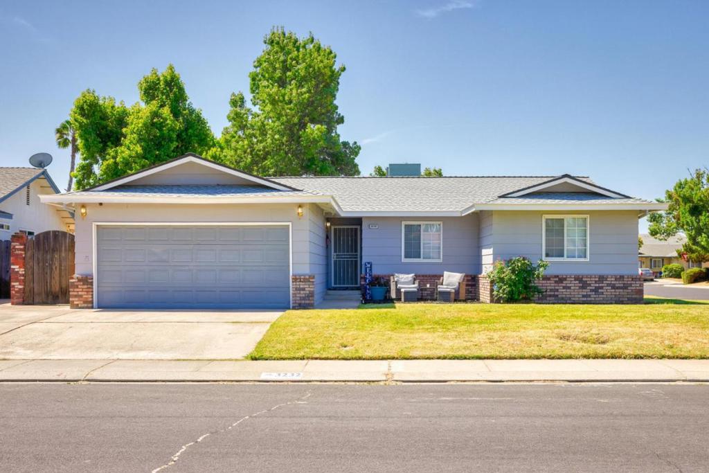 3232 Hummingbird Lane