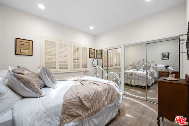 16582 Calneva Drive, Encino CA: https://media.crmls.org/mediaz/f7d3f29f-1406-487f-915c-3209306dea00.jpg
