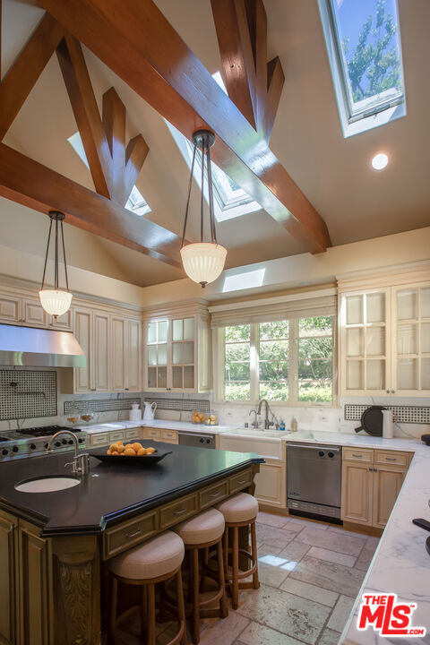 1154 Summit Drive, Beverly Hills CA: https://media.crmls.org/mediaz/f7d45023-34d0-4e21-86b6-dfe2a27616c2.jpg