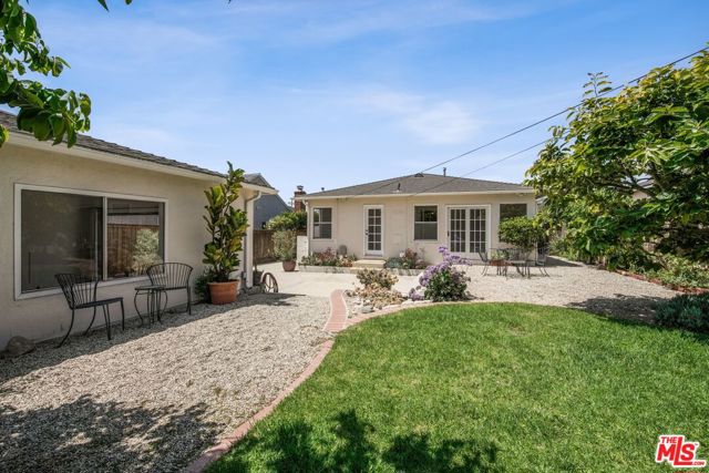 8150 Kenyon Avenue, Los Angeles CA: https://media.crmls.org/mediaz/f7d4586f-cd74-4012-8b15-7d82eb2092f7.jpg