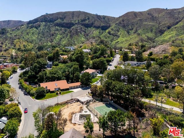 17706 Camino De Yatasto, Pacific Palisades CA: https://media.crmls.org/mediaz/f7d47064-b290-46de-a0f4-466d48b332e6.jpg