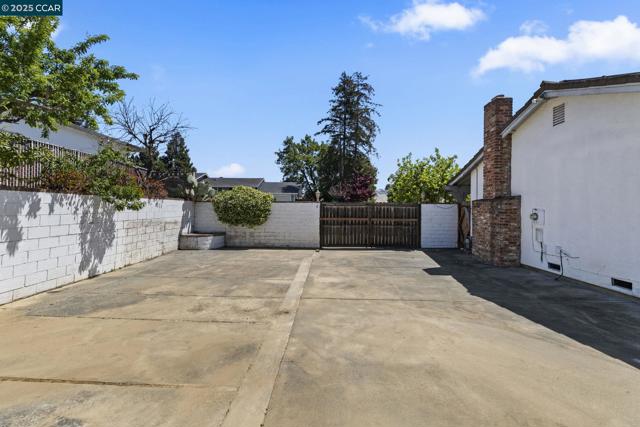 245 Parkview Ter, Vallejo CA: https://media.crmls.org/mediaz/f7d4c281-8573-43cd-9d6f-2c42f2d2c36f.jpg