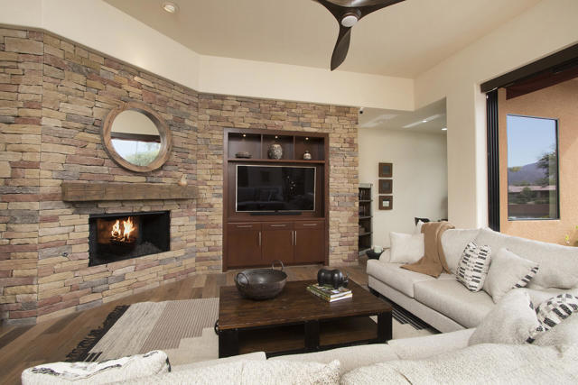 50135 Camino Privado, La Quinta CA: https://media.crmls.org/mediaz/f7d59907-a109-4ba0-b56a-88ac2e006ce0.jpg