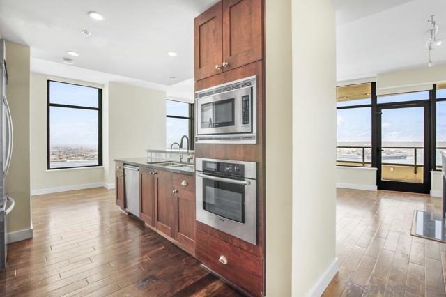 700 W E St, San Diego CA: https://media.crmls.org/mediaz/f7d6f0db-5284-4269-8189-cc5d209f9ff6.jpg