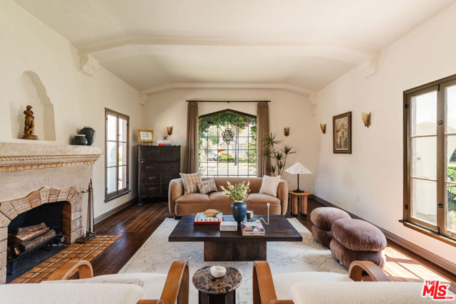 3975 Sutro Avenue, Los Angeles CA: https://media.crmls.org/mediaz/f7d72e7a-b3d3-4eb1-b6d6-5edd6c9fc955.jpg