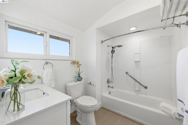11593 Ladera Ct, Dublin CA: https://media.crmls.org/mediaz/f7d772d2-0b98-4e2f-b228-45b487fcb4d7.jpg