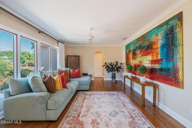 6120 Zelzah Avenue, Encino CA: https://media.crmls.org/mediaz/f7d9110b-5af1-43e4-abe1-60610803ff10.jpg