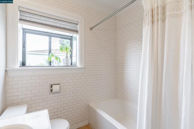 6 View St, Vallejo CA: https://media.crmls.org/mediaz/f7d926be-d809-4f31-96a8-208fcb97392b.jpg