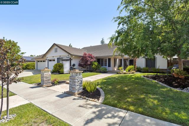 2232 Normandy Cir, Livermore CA: https://media.crmls.org/mediaz/f7d9e4bc-b1f4-4a96-ab3b-99ddbfc86438.jpg