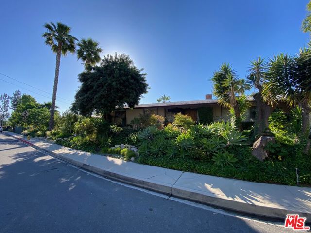 16840 Oak View Drive, Encino CA: https://media.crmls.org/mediaz/f7da2be4-67c4-4bbb-bb5c-3d0509e65d26.jpg