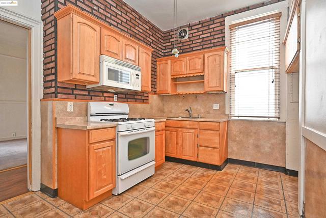 672 33Rd St, Oakland CA: https://media.crmls.org/mediaz/f7db61b3-fc39-4f09-b535-ef5a08257ba1.jpg