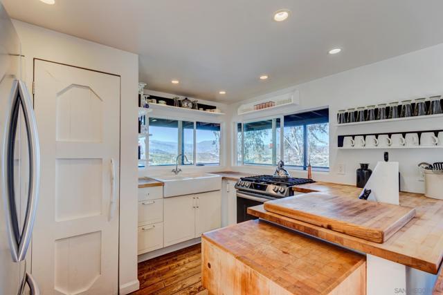 23898 Crown Hill Ln, Escondido CA: https://media.crmls.org/mediaz/f7dbc5b3-c2a0-4e56-a0f8-48d757f32c7a.jpg