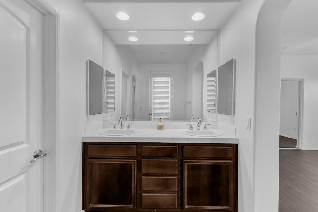 https://media.crmls.org/mediaz/f7dbdca8-3766-49d8-858b-52129b7c4d3d.jpg?preset=X-Large