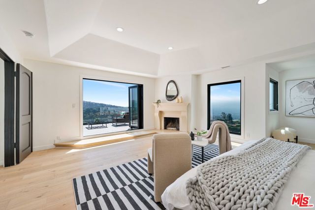 1648 Summitridge, Beverly Hills CA: https://media.crmls.org/mediaz/f7dbe2b9-baf0-4209-b7a2-110f8323d6d8.jpg