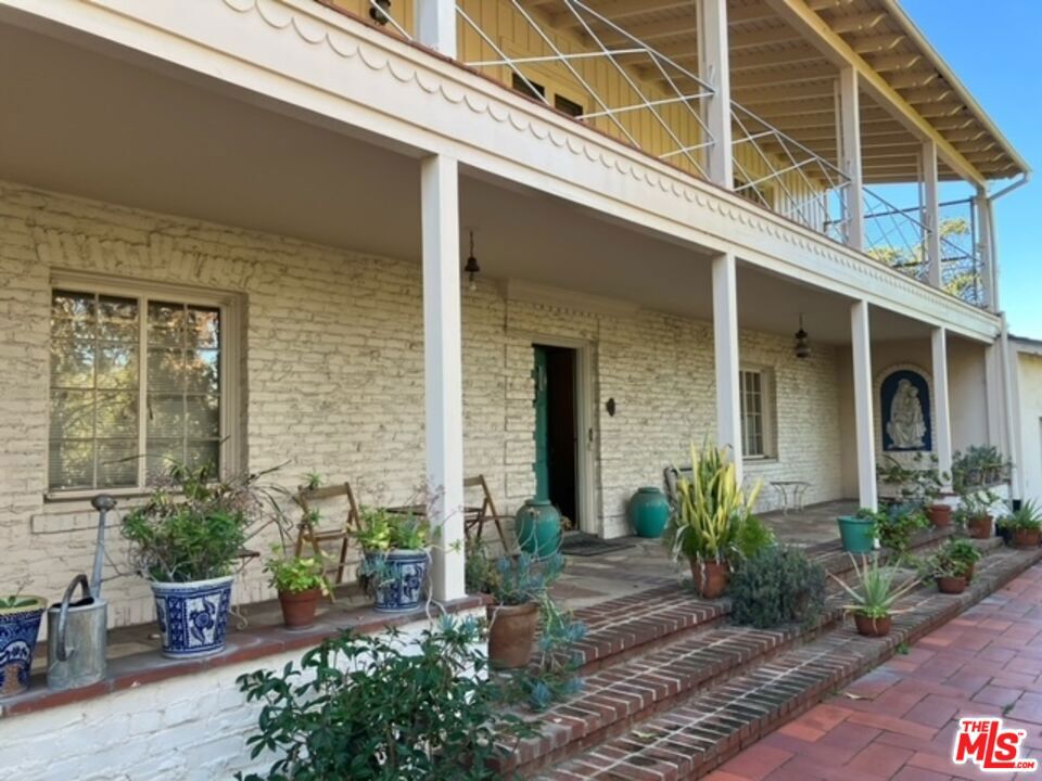 541 Comstock Avenue