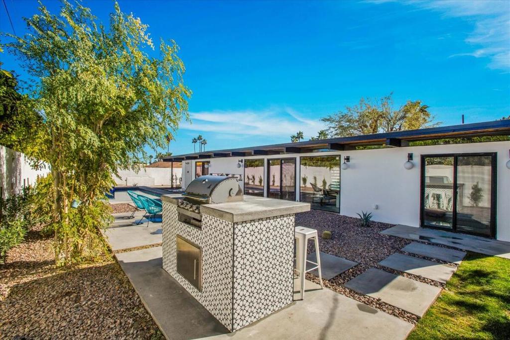 https://media.crmls.org/mediaz/f7dcac82-d868-46fe-8c5f-09875c81f3ca.jpg?preset=X-Large