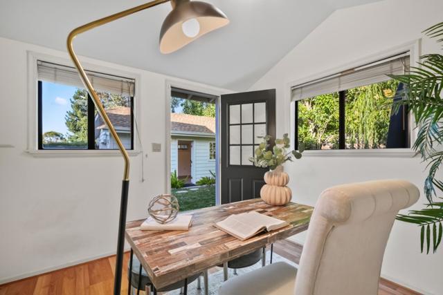2061 Valparaiso Avenue, Menlo Park CA: https://media.crmls.org/mediaz/f7dcb10e-1766-430a-b40b-80225147eead.jpg