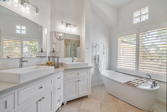 6192 Lakeview Cir, San Ramon CA: https://media.crmls.org/mediaz/f7ddd5ba-6848-4c04-a76a-5150d1ed5948.jpg