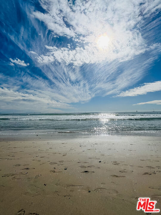 https://media.crmls.org/mediaz/f7dec500-a4c3-4fd6-809c-b8f0cd59454d.jpg?preset=X-Large