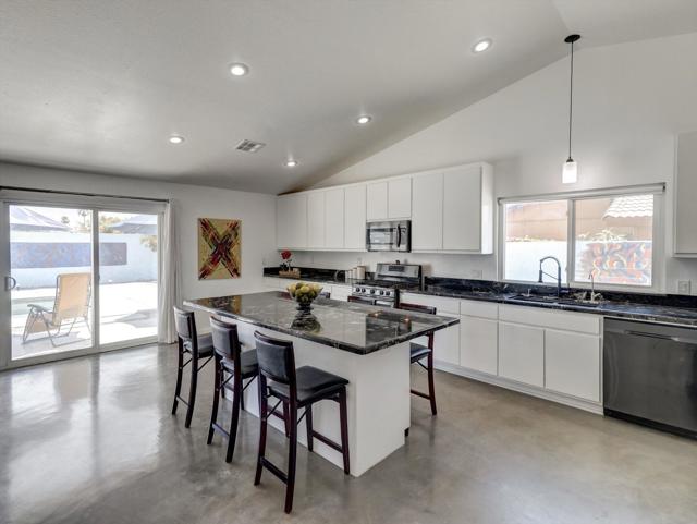 27420 Avenida Quintana, Cathedral City CA: https://media.crmls.org/mediaz/f7df31c6-6e27-400d-9a9c-cbe112cf29f8.jpg