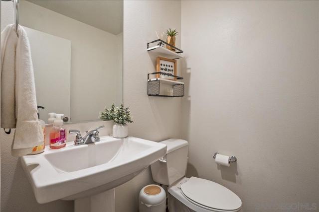 5464 Shorefront Dr, San Diego CA: https://media.crmls.org/mediaz/f7dfe8ef-f373-46ea-811a-75df5400a215.jpg