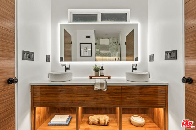 5831 Elba Place, Woodland Hills CA: https://media.crmls.org/mediaz/f7e05e4d-e427-4452-aded-9074a466066b.jpg
