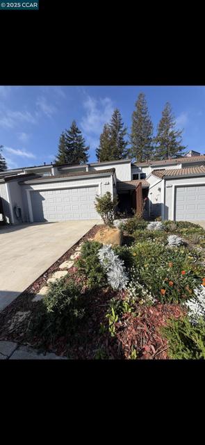 105 Via Cabrera Ln, Martinez CA: https://media.crmls.org/mediaz/f7e05e62-82ea-401f-8523-065916b21cf6.jpg
