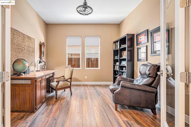 1741 Veneto Ln, Brentwood CA: https://media.crmls.org/mediaz/f7e070b0-4c1c-4522-a3a4-feb75250a79a.jpg
