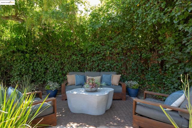1145 Mandana Blvd, Oakland CA: https://media.crmls.org/mediaz/f7e0c2ac-d3a5-47e1-9f70-25756f55c1a1.jpg