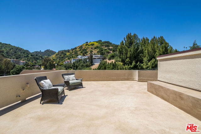 3943 Avenida Del Sol, Studio City CA: https://media.crmls.org/mediaz/f7e0dbef-c825-47fc-a37b-3e97cdf86718.jpg