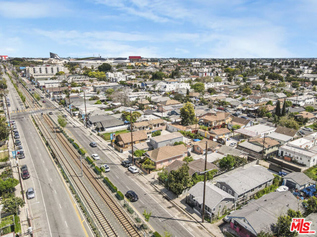 1256 Exposition Boulevard, Los Angeles CA: https://media.crmls.org/mediaz/f7e15066-6e32-47d7-88e0-e56b74c66f30.jpg