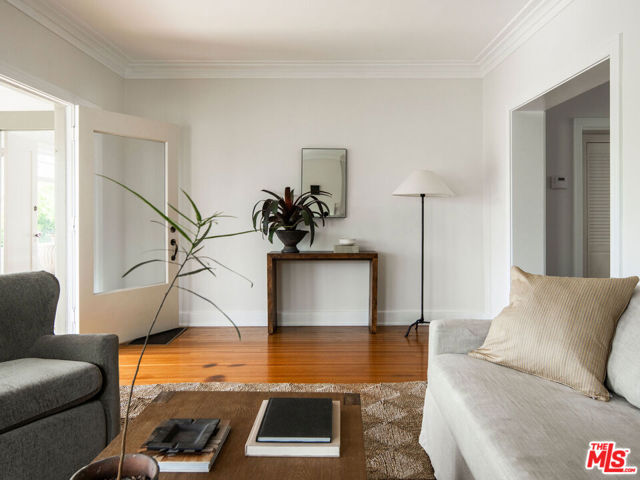 1402 N Benton Way, Los Angeles CA: https://media.crmls.org/mediaz/f7e1a8d4-e748-4e0c-a9d2-0f4328c068a6.jpg