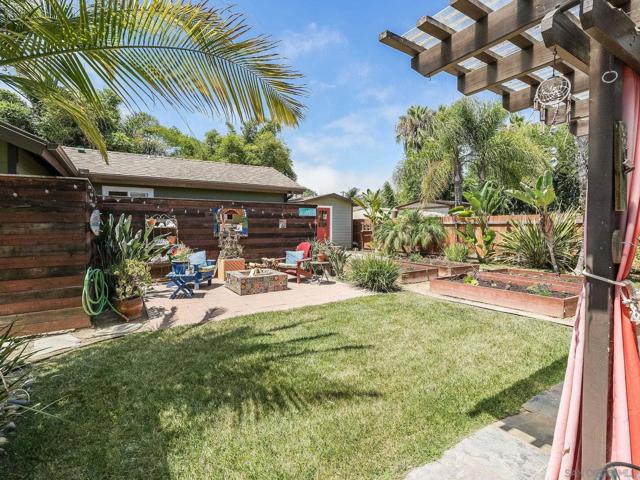 1080 Aloha Dr, Encinitas CA: https://media.crmls.org/mediaz/f7e1e4fa-c3f3-43c9-a6da-c6b4159a04ff.jpg