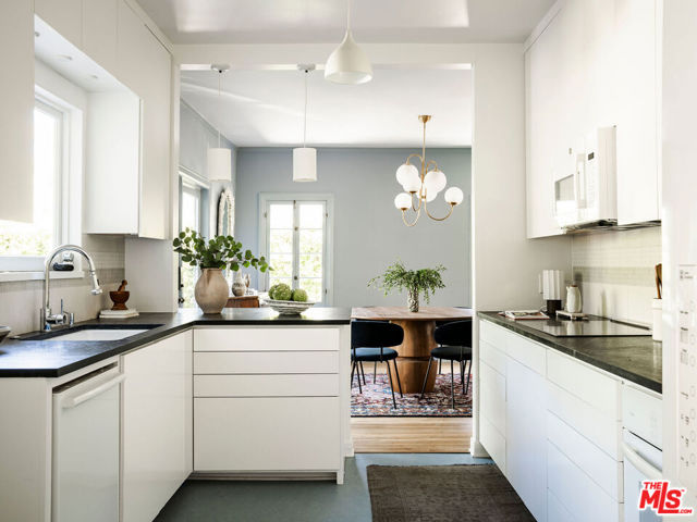 131 S Arden Boulevard, Los Angeles CA: https://media.crmls.org/mediaz/f7e2e097-54bd-4163-9b6f-a78c7c1cd62a.jpg