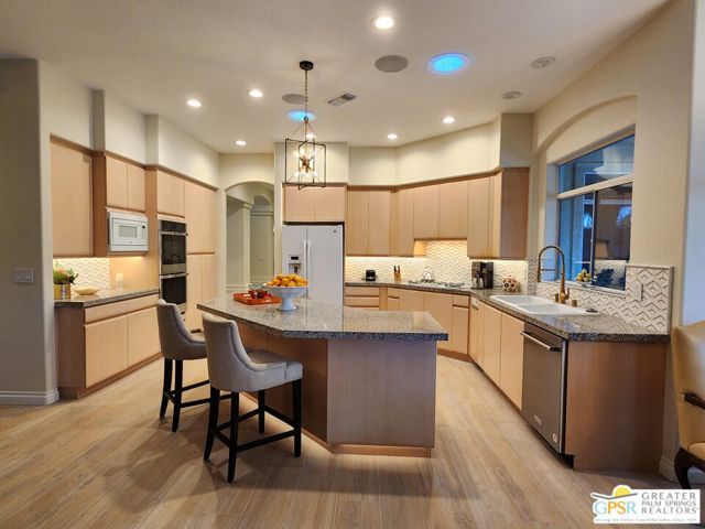 36660 Palm Court, Rancho Mirage CA: https://media.crmls.org/mediaz/f7e409ca-116a-43a0-8d8d-23f9aa16f0cb.jpg