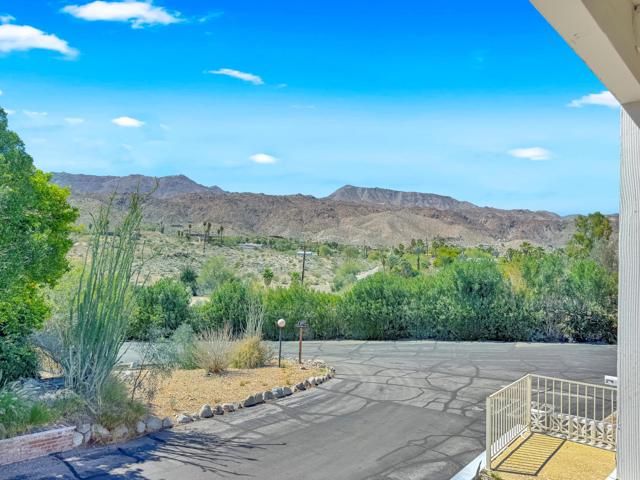 39 Country Club Drive, Palm Desert CA: https://media.crmls.org/mediaz/f7e508e0-8333-4fe9-9361-207a839ce5e6.jpg