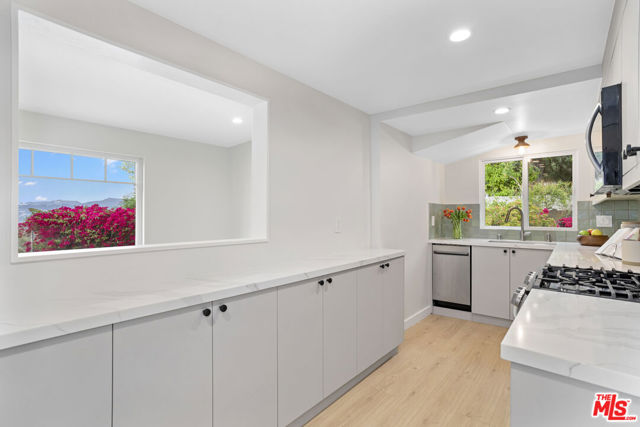 2336 Loma Vista Place, Los Angeles CA: https://media.crmls.org/mediaz/f7e5404c-c7d9-49ac-861b-cac9f4e47b68.jpg
