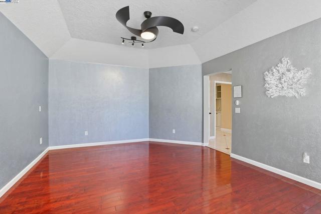 4470 Rolling Oaks Dr, Granite Bay CA: https://media.crmls.org/mediaz/f7e5857c-8247-4158-a870-8413341f8fd0.jpg