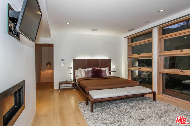 1929 N CURSON Place, Los Angeles CA: https://media.crmls.org/mediaz/f7e7377b-62d4-4963-8b81-7691fbcc4d55.jpg
