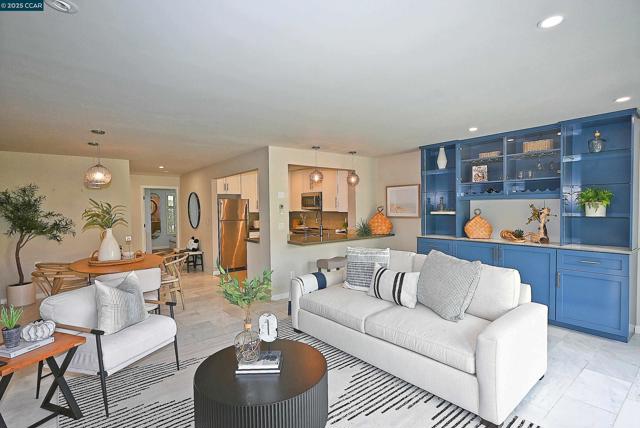 3434 Tice Creek Dr, Walnut Creek CA: https://media.crmls.org/mediaz/f7e73e02-1c85-48a7-b541-4bbad47fd12d.jpg