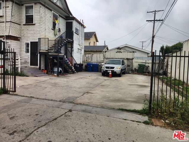 626 E 54th Street, Los Angeles CA: https://media.crmls.org/mediaz/f7e7f786-d344-4535-a7a5-f3acfd549864.jpg