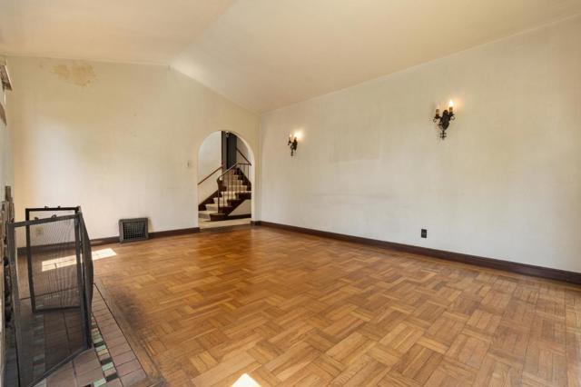 1317 Laguna Avenue, Burlingame CA: https://media.crmls.org/mediaz/f7e9916c-46a4-4efd-bf87-848b8a5e0912.jpg