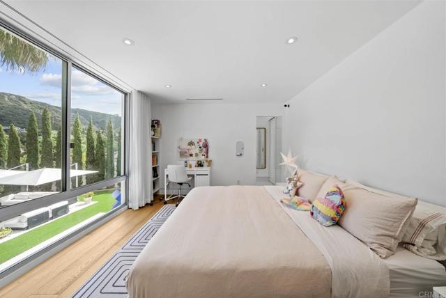 7713 Esterel Dr, La Jolla CA: https://media.crmls.org/mediaz/f7ea5126-b6c0-42dd-a446-8b74a68fa4c4.jpg