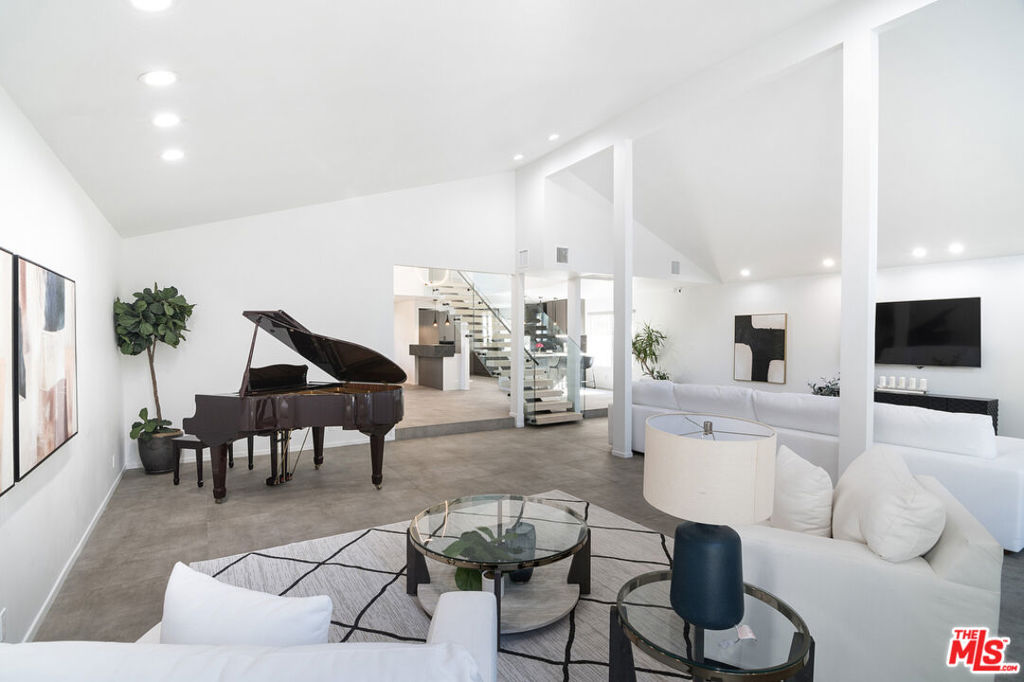 3585 Alana DriveSherman Oaks image #10